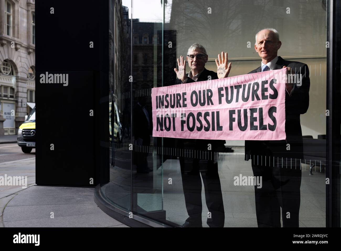 Februar 2024. City of London. Aktivisten von „Versichern Sie unsere Zukunft“ besetzen die Lobby von Talbot Insurance aus Protest gegen die Versicherung neuer Projekte für fossile Brennstoffe. Stockfoto