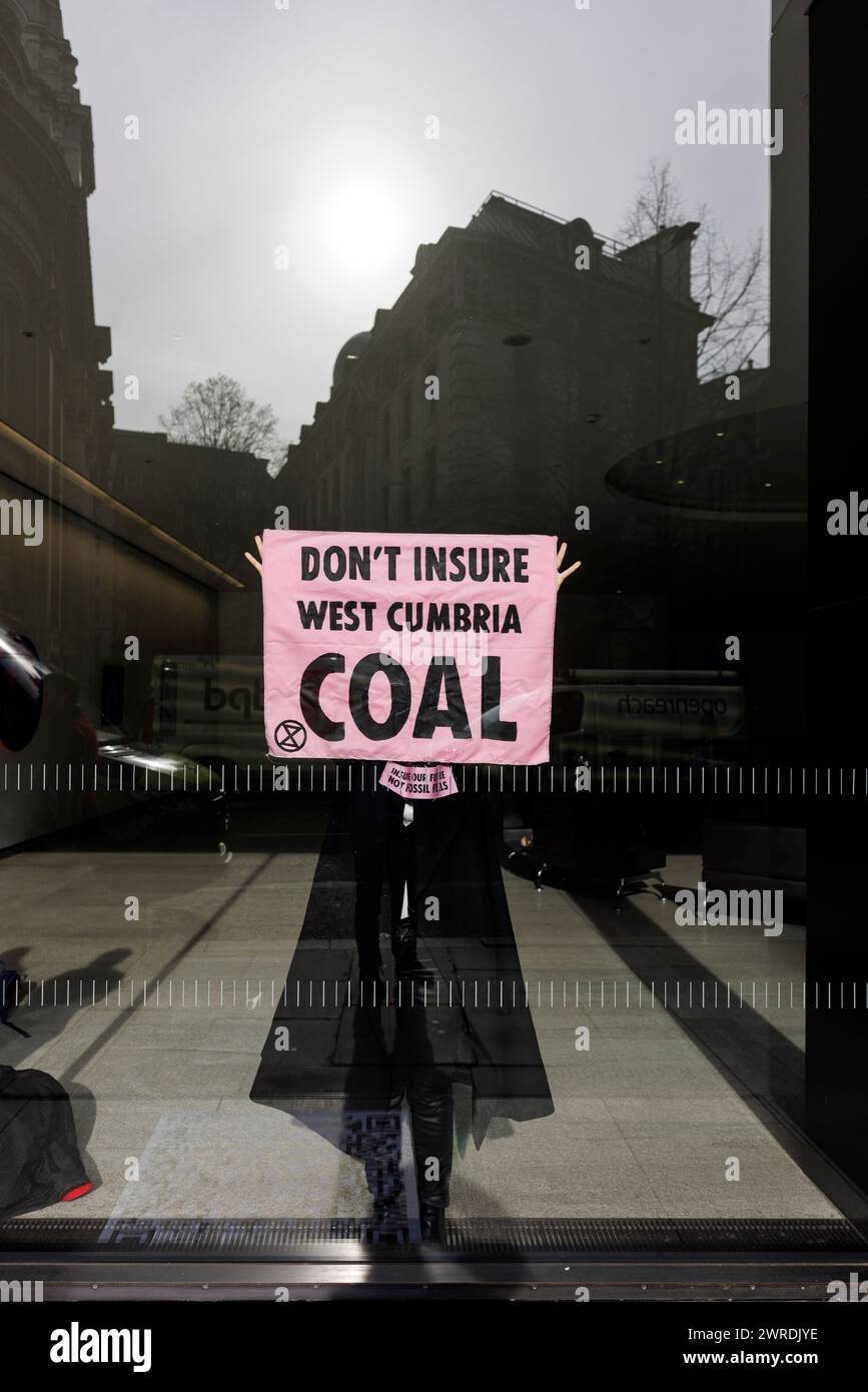 Februar 2024. City of London. Aktivisten von „Versichern Sie unsere Zukunft“ besetzen die Lobby von Talbot Insurance aus Protest gegen die Versicherung neuer Projekte für fossile Brennstoffe. Stockfoto