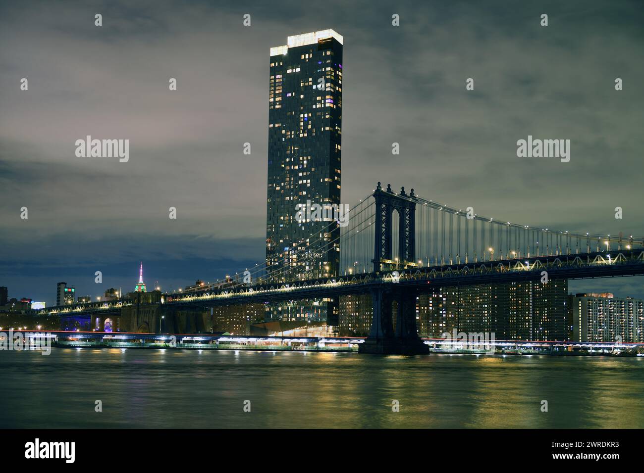 Manhattan Bridge, eine Hängebrücke, die den East River in New York City überquert und Lower Manhattan mit der Innenstadt von Brooklyn verbindet. Abends Stockfoto