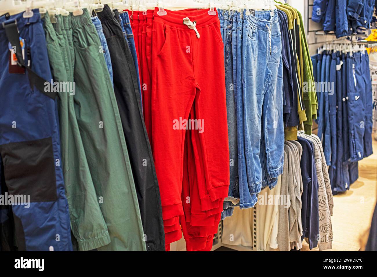 Stylische Herren- und Kinderjeans und andere Hosen. Style und Mode Stockfoto