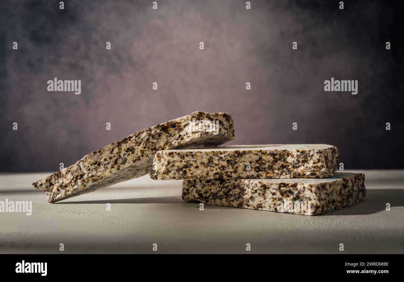 Dunkle Vitrine aus Naturstein. Leere Podium-Präsentationskosmetik. Minimalistische Branding-Szene. Stockfoto