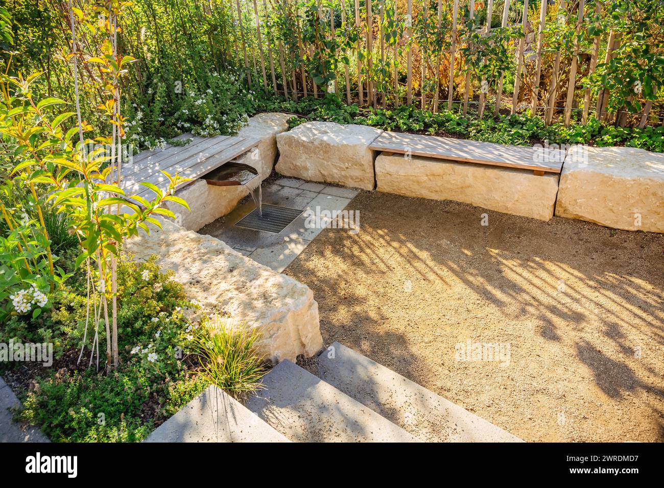 Modernes Wasserdesign mit Sitzbereich im Garten, auf der Terrasse oder im Stadtpark Stockfoto