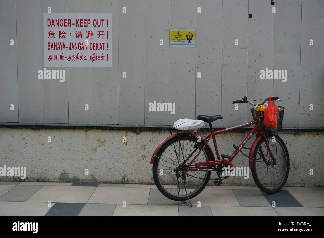 Fahrrad mit Essen und Einkäufen vor dem Keep Out Sign in Toa Payoh Central, Singapur Stockfoto