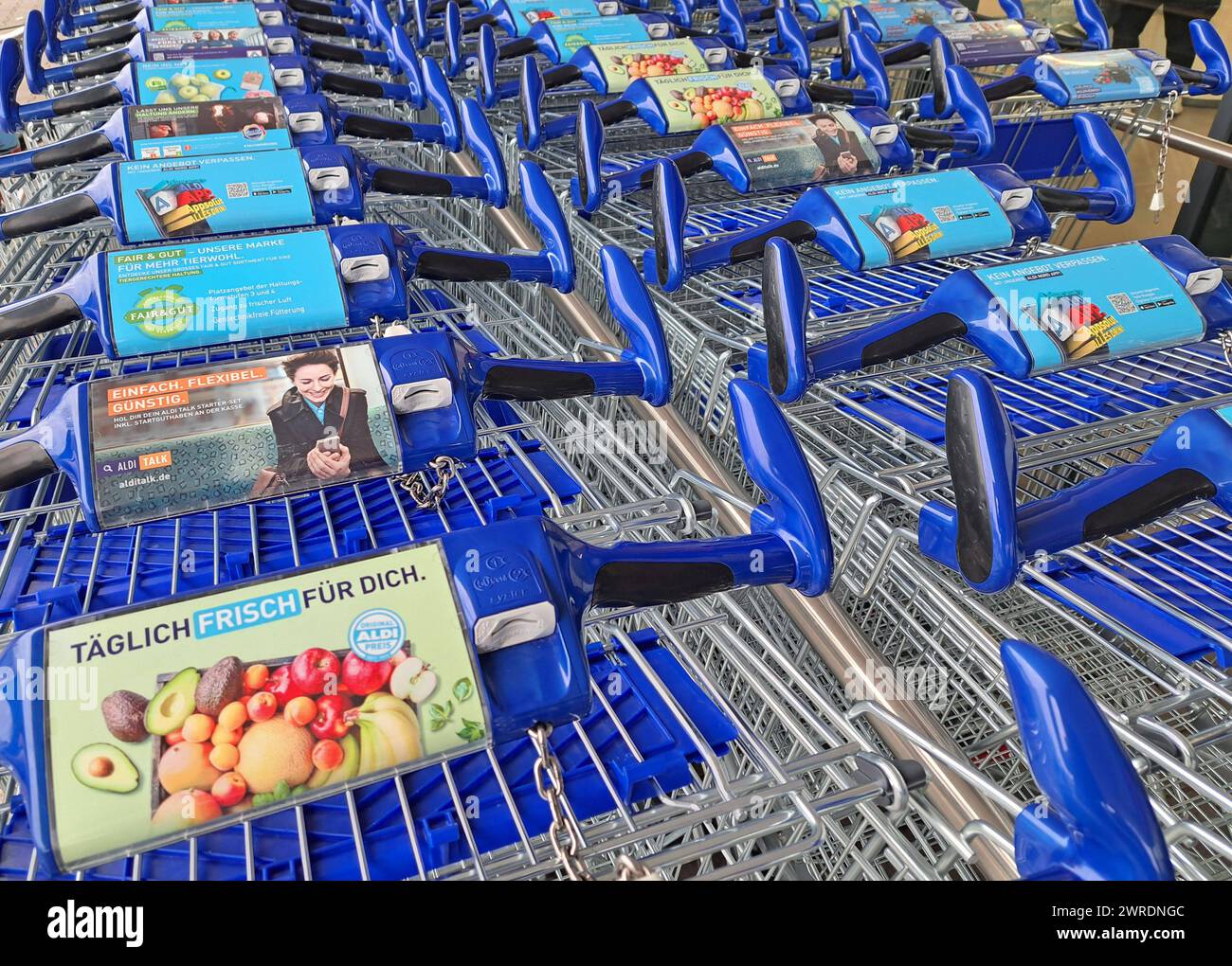 Aldi 12.03.2024, Soemmerda, Supermarkt, Einkaufswagen Aldi stehen vor dem Supermarkt in Reihen *** Aldi 12 03 2024, Soemmerda, Supermarkt, Einkaufswagen Aldi steht in Reihen vor dem Supermarkt Stockfoto
