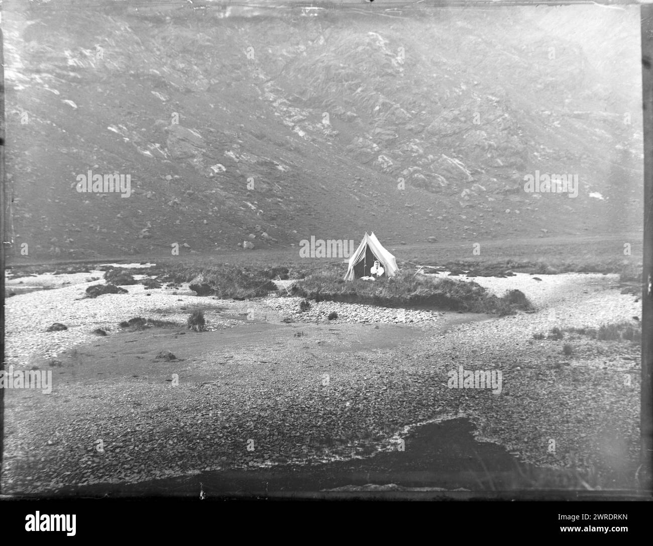 Zeltlager auf der Insel im River of Mountain Valley, vermutlich Cuillin Mountains, Skye, Schottland, um 1900-1920 Stockfoto