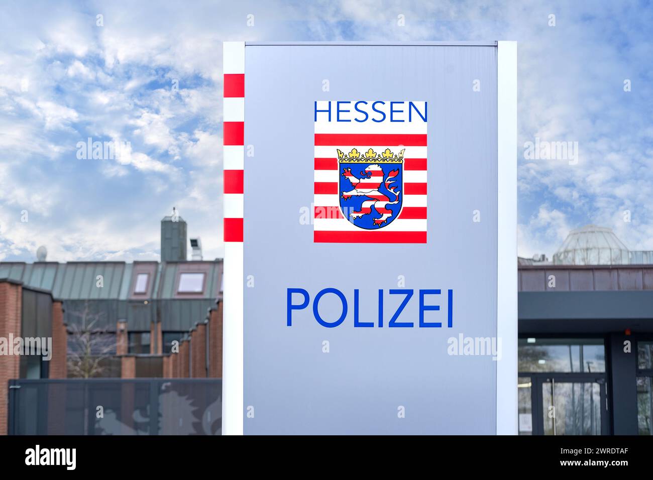 Modernes Polizeiamt mit Informationsbanner, öffentliche Sicherheit, Gemeindedienst in Hessen, Recht und Ordnung schützt unsere Gemeinden in Frankfurt Stockfoto