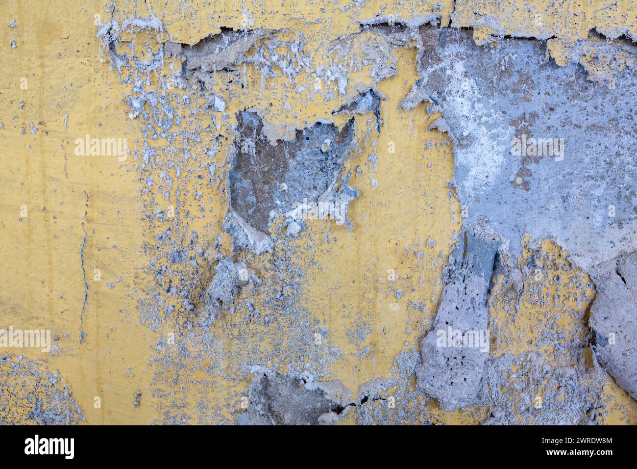 Salpeter an einer Wand in einem Raum, gesundheitsschädlich Stockfoto