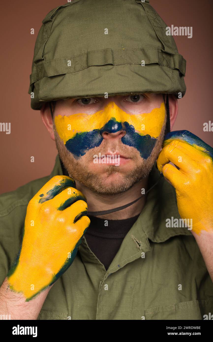 Mann, der Respekt vor der Ukraine mit nationalen Farben im Gesicht ausdrückt Stockfoto