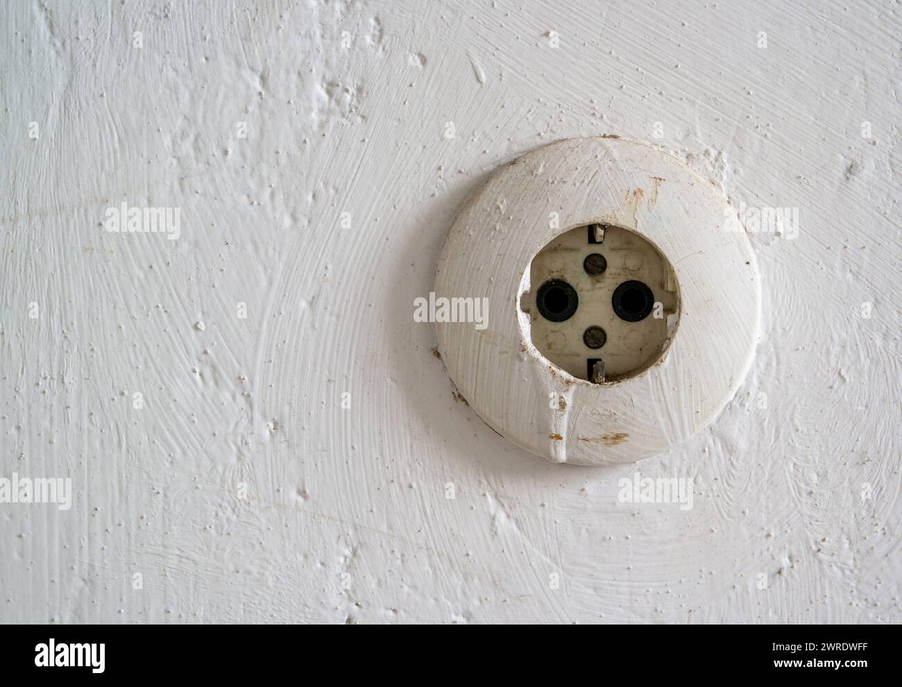 Alte runde Steckdose an einer Wand Stockfoto
