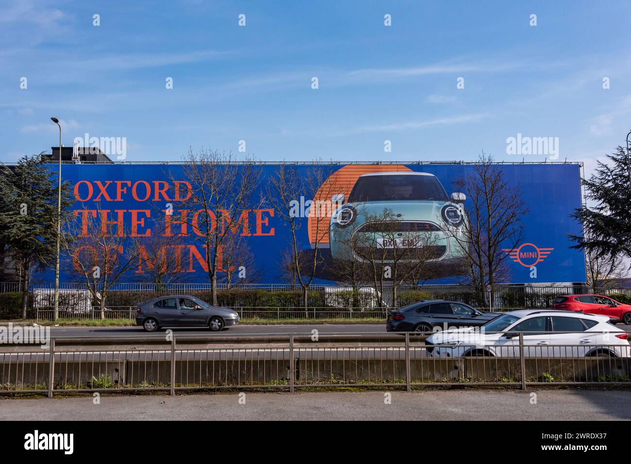 Bau von Wrap in der Mini-Fabrik, Oxford, Werbung für die neue Generation 2024 Mini Cooper. Stockfoto
