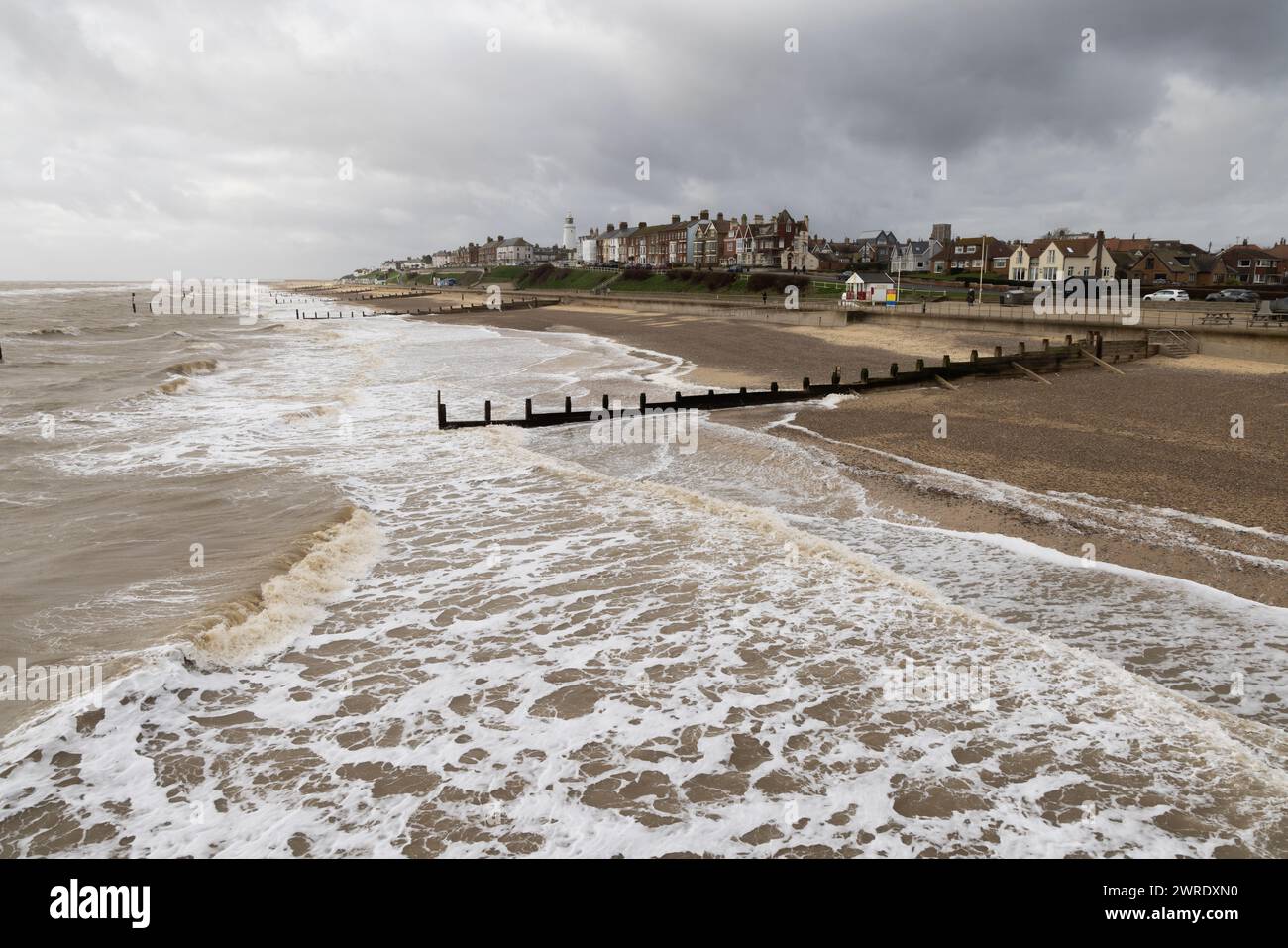 Blick auf den Southwold Beach in der Nebensaison an einem windigen Wintertag. Suffolk. UK Stockfoto