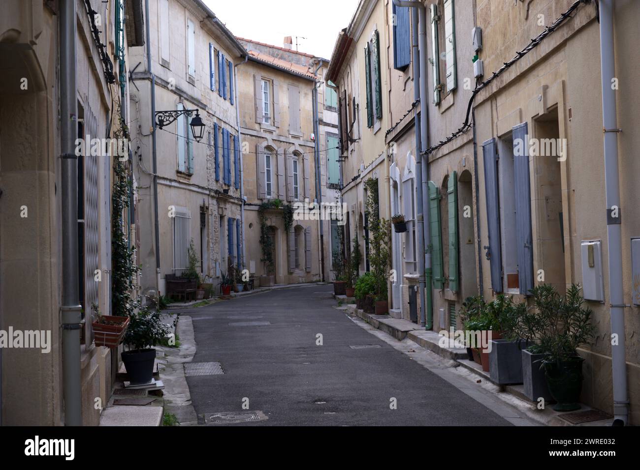Häuser in einer engen Straße im historischen Zentrum von Arles, Frankreich Stockfoto