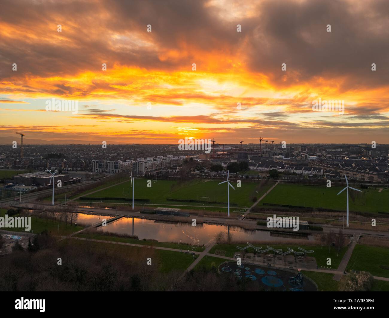 Sonnenuntergangshimmel über dem Father Collins Park Stockfoto