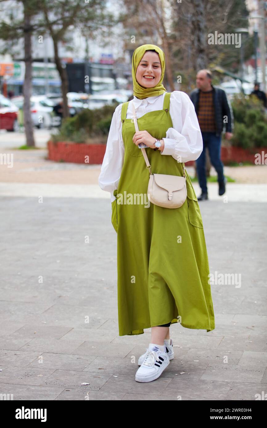 Gaziantep, Turkiye. März 2024. Türkische Mädchen tragen den Hijab in den Straßen von Gaziantep, Südturkiye. Trotz der säkularen Verfassung und der modernistischen Identität der türkischen republik durchdringen islamische Kultur und Werte immer noch einen konsistenten Teil der türkischen Gesellschaft (Credit Image: © Zakariya Yahya/IMAGESLIVE via ZUMA Press Wire). Nicht für kommerzielle ZWECKE! Stockfoto