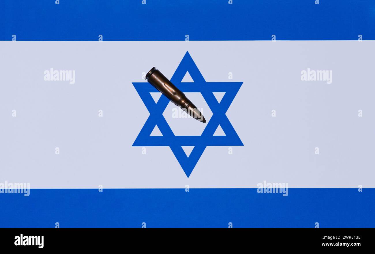 Eine israelische Flagge mit einer Kugel, die bereit ist, sich gegen den Krieg zu verteidigen, den Krieg zu stoppen. Hochwertige Fotos Stockfoto