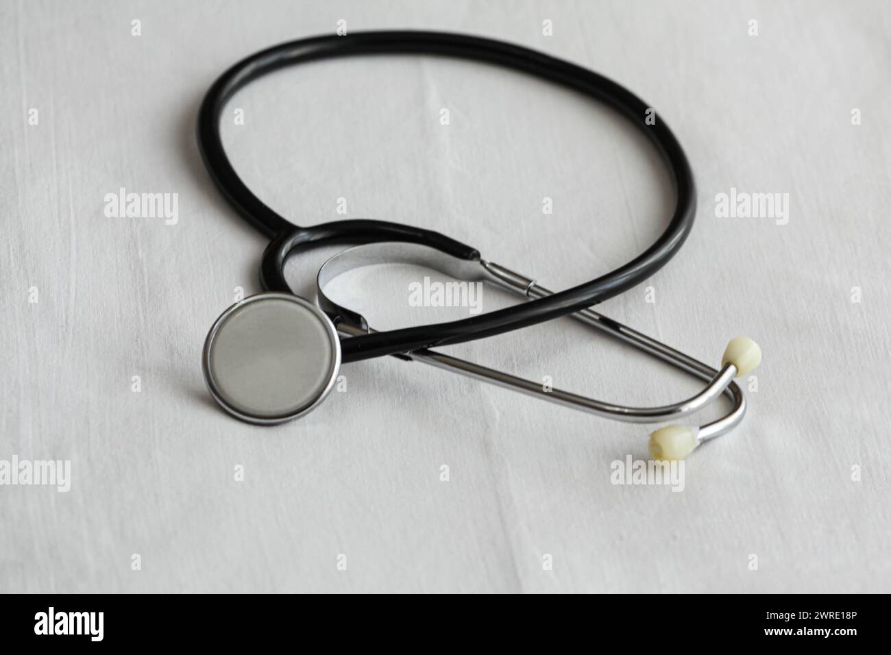 Medizinische Stethoskop auf weißem Hintergrund. Health Care Konzept Stockfoto