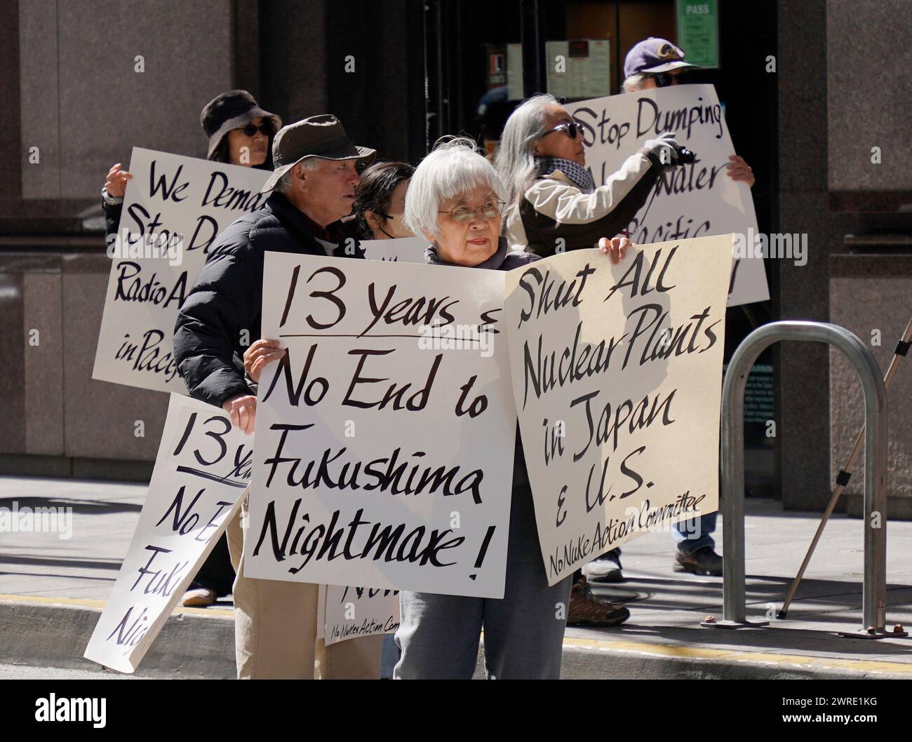San Francisco, USA. März 2024. Am 11. März 2024 nehmen Menschen an einer Kundgebung gegen Japans Meeresableitung von nuklearem Abwasser aus Fukushima vor dem Generalkonsulat von Japan in San Francisco, Kalifornien, USA, Teil. Quelle: Li Jianguo/Xinhua/Alamy Live News Stockfoto