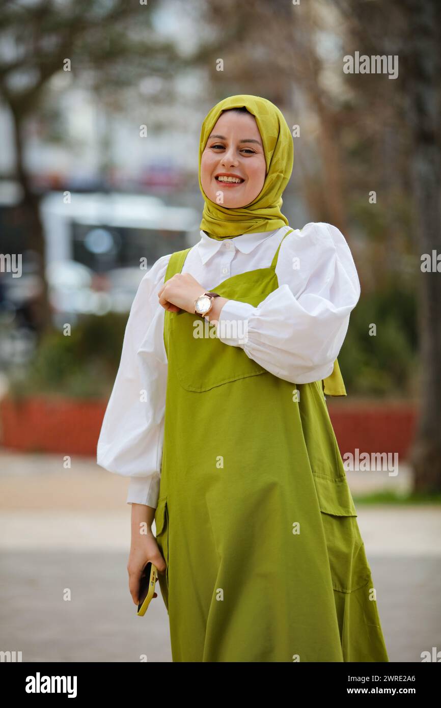 Gaziantep, Turkiye. März 2024. Türkische Mädchen tragen den Hijab in den Straßen von Gaziantep, Südturkiye. Trotz der säkularen Verfassung und der modernistischen Identität der türkischen republik durchdringen islamische Kultur und Werte immer noch einen konsistenten Teil der türkischen Gesellschaft (Credit Image: © Zakariya Yahya/IMAGESLIVE via ZUMA Press Wire). Nicht für kommerzielle ZWECKE! Stockfoto