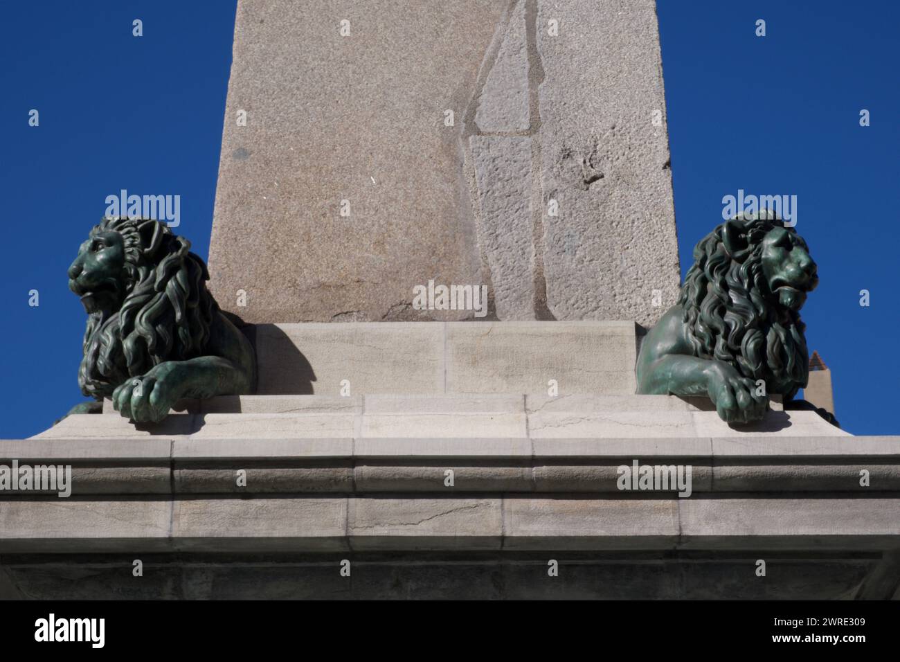 Löwenskulpturen auf dem Obelisken, Place de la République Arles France Stockfoto