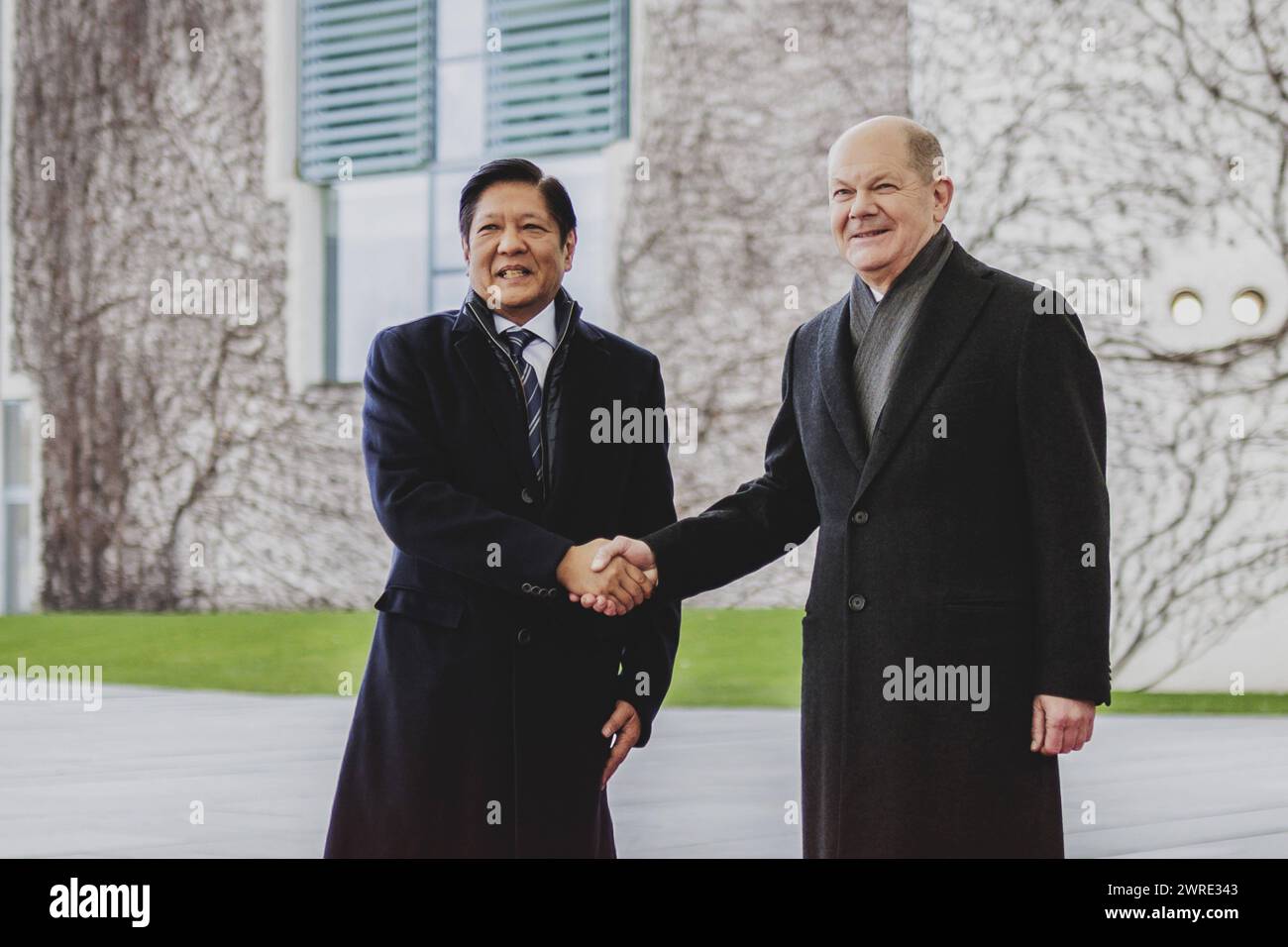 R-L Olaf Scholz SPD, Bundeskanzler, und Ferdinand Marcos Jr., Staatspraesident der Philippinen, aufgenommen im Rahmen eines gemeinsamen Treffens in Berlin, 12.03.2024. Berlin Deutschland *** R L Olaf Scholz SPD , Bundeskanzler, und Ferdinand Marcos Jr , Präsident der Philippinen, auf einer gemeinsamen Sitzung in Berlin, 12 03 2024 Berlin Deutschland Copyright: xFlorianxGaertnerxphotothek.dex Stockfoto