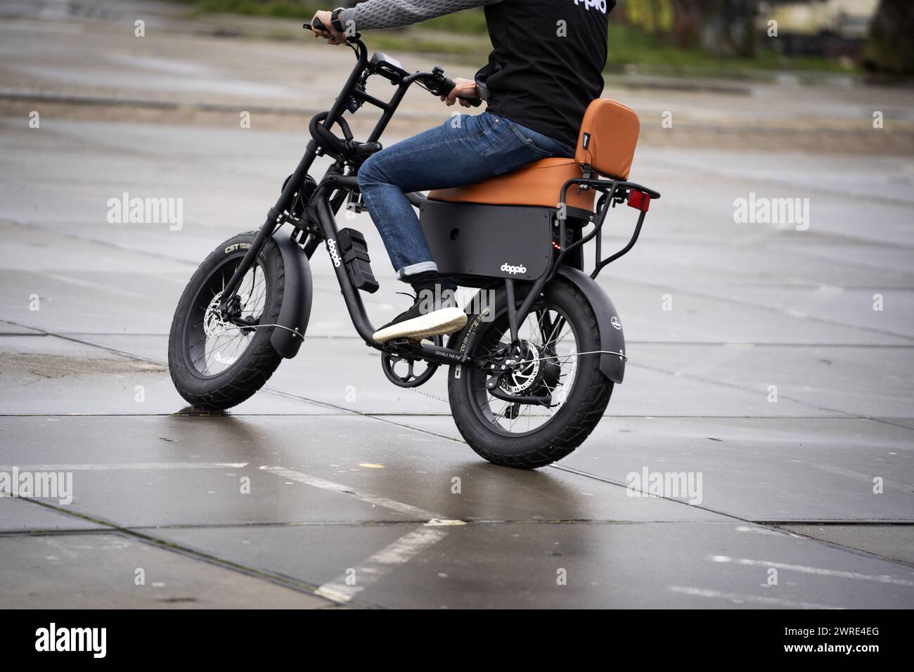 AMSTERDAM - Fatbike auf den Straßen. Vier Hersteller von FAT-Bikes haben ein Maßnahmenpaket vorgelegt, um die durch Elektrofahrräder verursachten Belästigungen zu bekämpfen. ANP JEROEN JUMELET niederlande Out - belgien Out Stockfoto