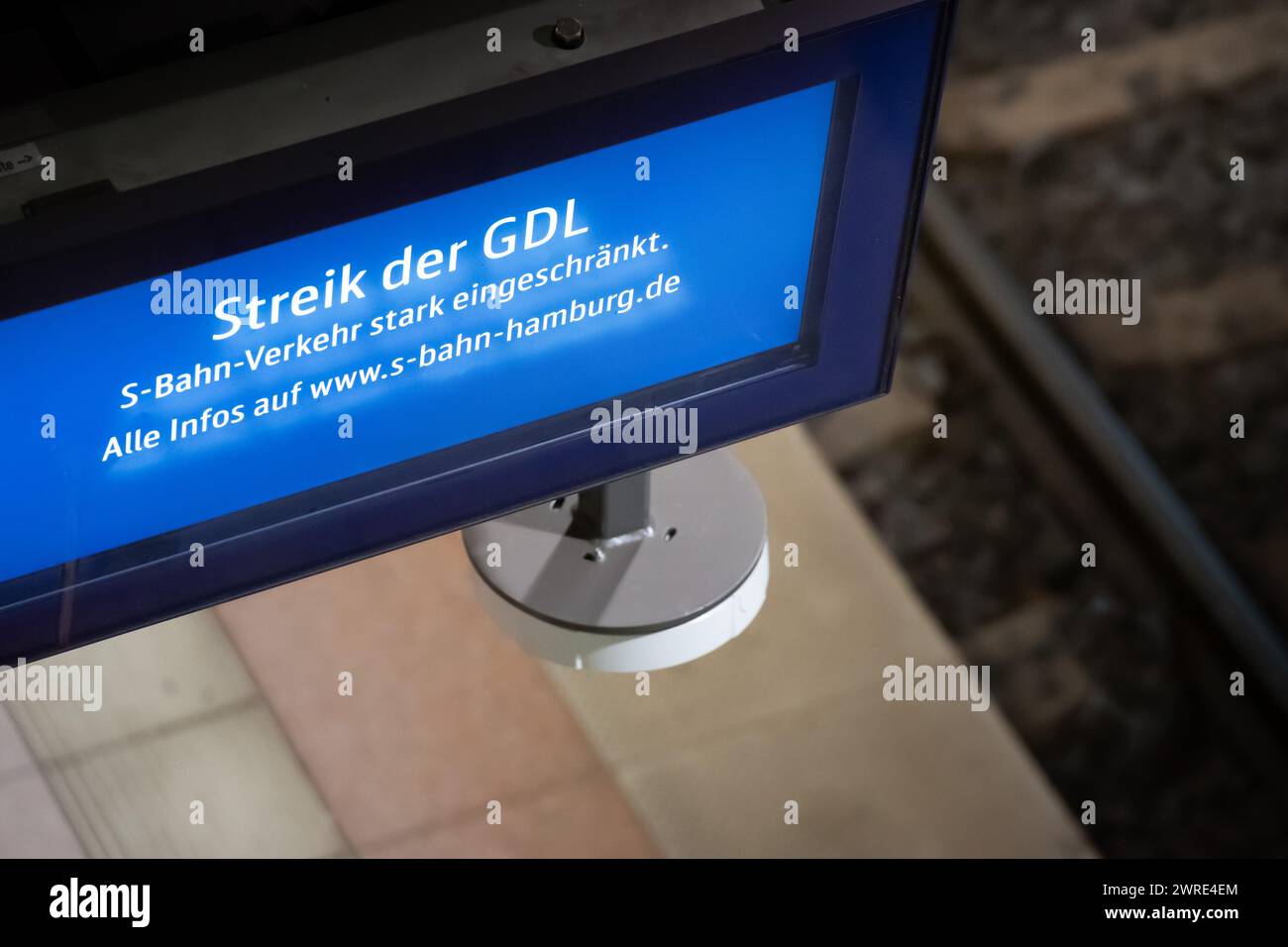 Hamburg, 12. März 2024 – Streik der triebfahrzeuggewerkschaft GDL. Ausstellung am S-Bahnhof Hamburg Airport. Stockfoto