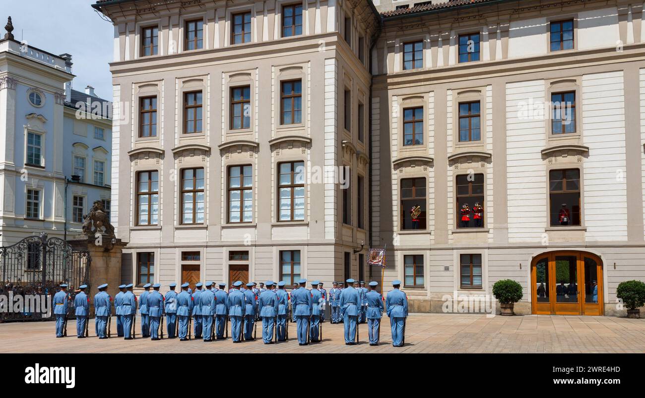 Die Zeremonie des Wachwechsels im Hof der Burg von Prag, Tschechische Republik, Stockfoto