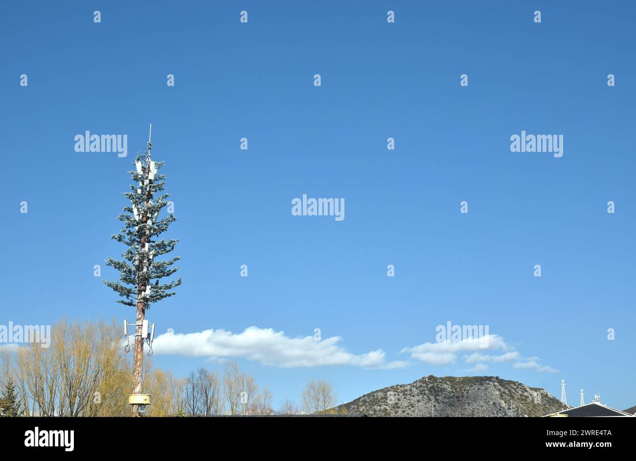 Telekommunikationsmast mit Blumendekoration auf Wolke und Himmel an sonnigem Tag in China Stockfoto