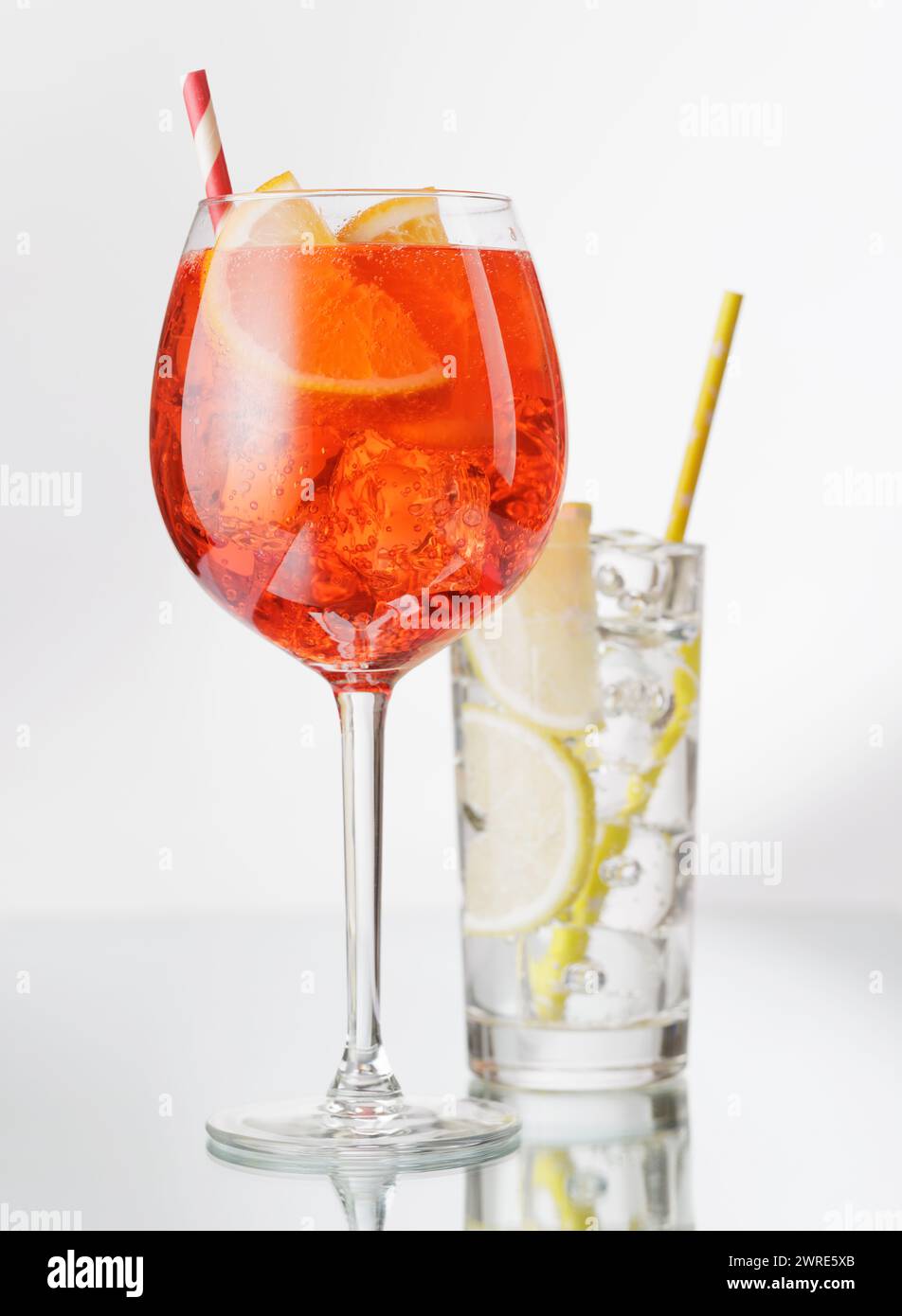 Aperol Spritz- und Gin Tonic-Cocktails auf Grau mit Kopierraum Stockfoto