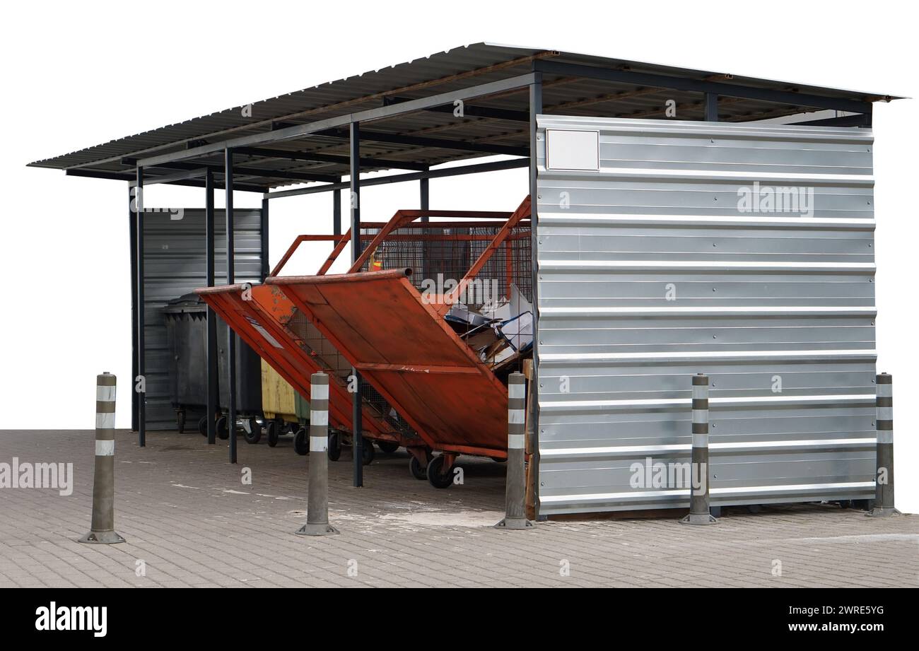 Müllcontainer befinden sich unter einem geschützten Metalldach. Isoliert auf weiß Stockfoto
