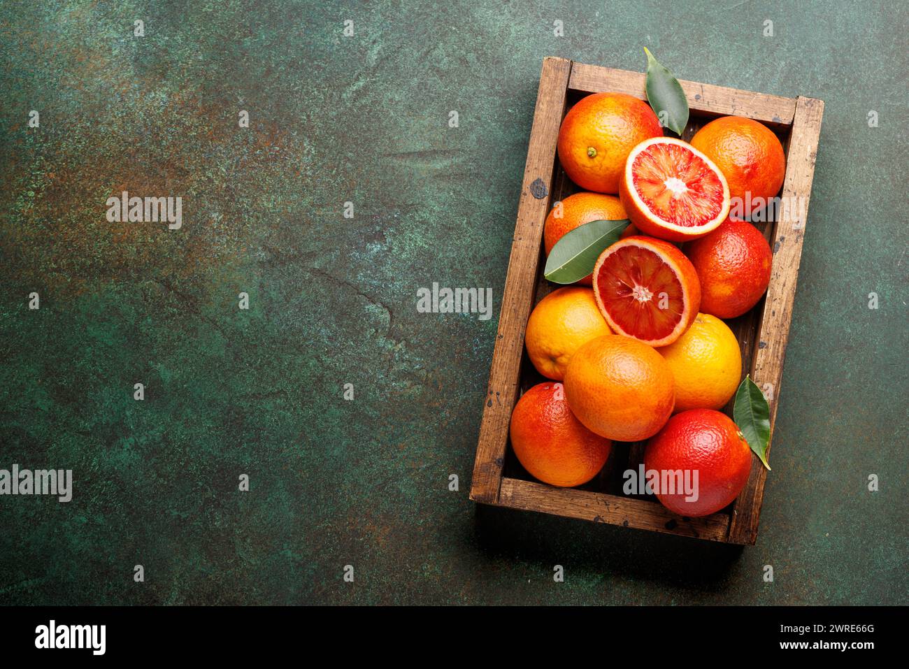 Frische rote Orangen in Holzkiste. Flache Ladefläche mit Kopierraum Stockfoto