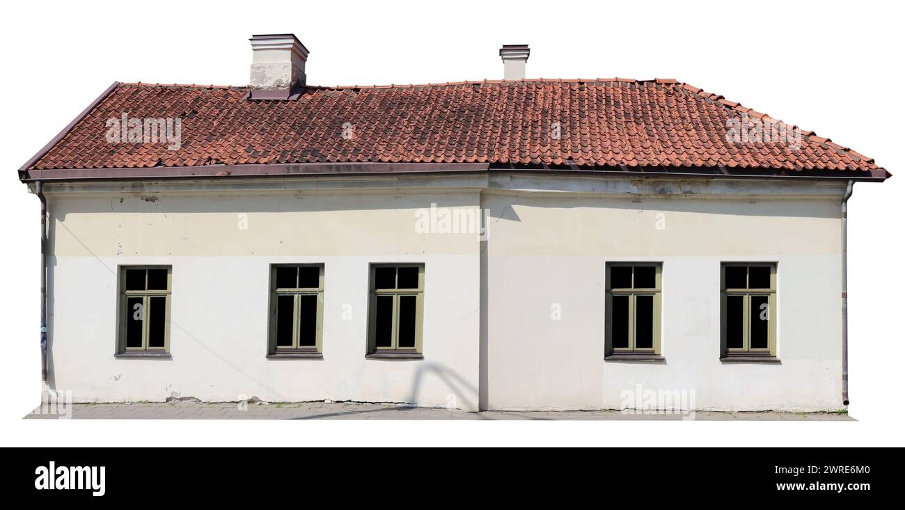 Altes ruiniertes Haus isoliert auf weiß Stockfoto