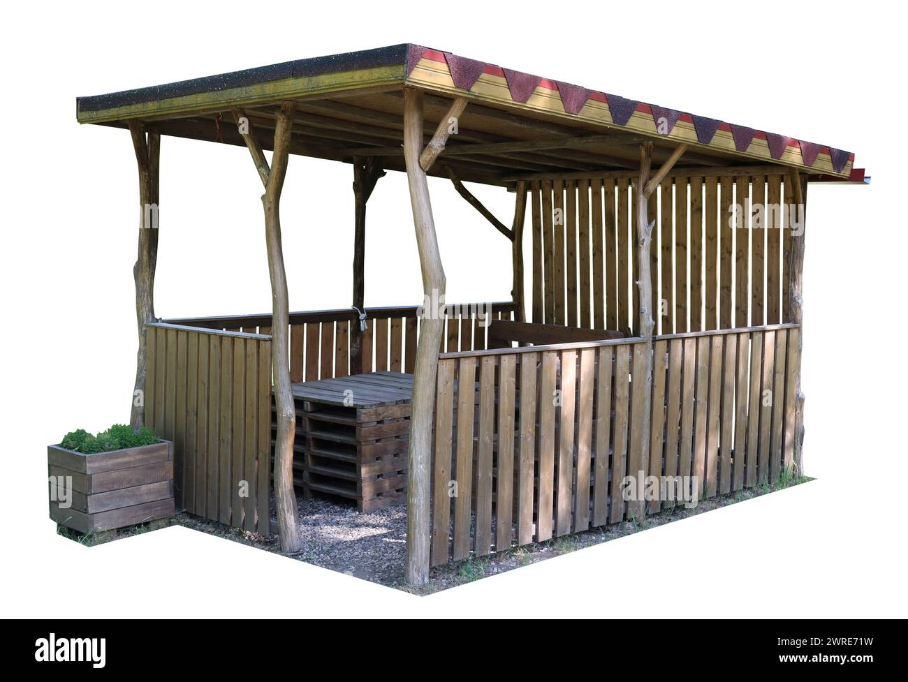 Hausgemachte Pavillon zum Entspannen aus Baumstämmen und Holzbrettern. Isoliert auf weiß Stockfoto