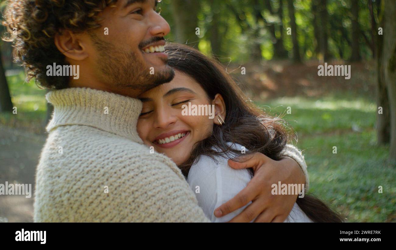 Glückliches verheiratetes Paar verliebt afroamerikaner Mann indische Frau Ehemann Umarmung Umarmung Kuscheln im Park draußen romantisches Date in der Natur Stockfoto
