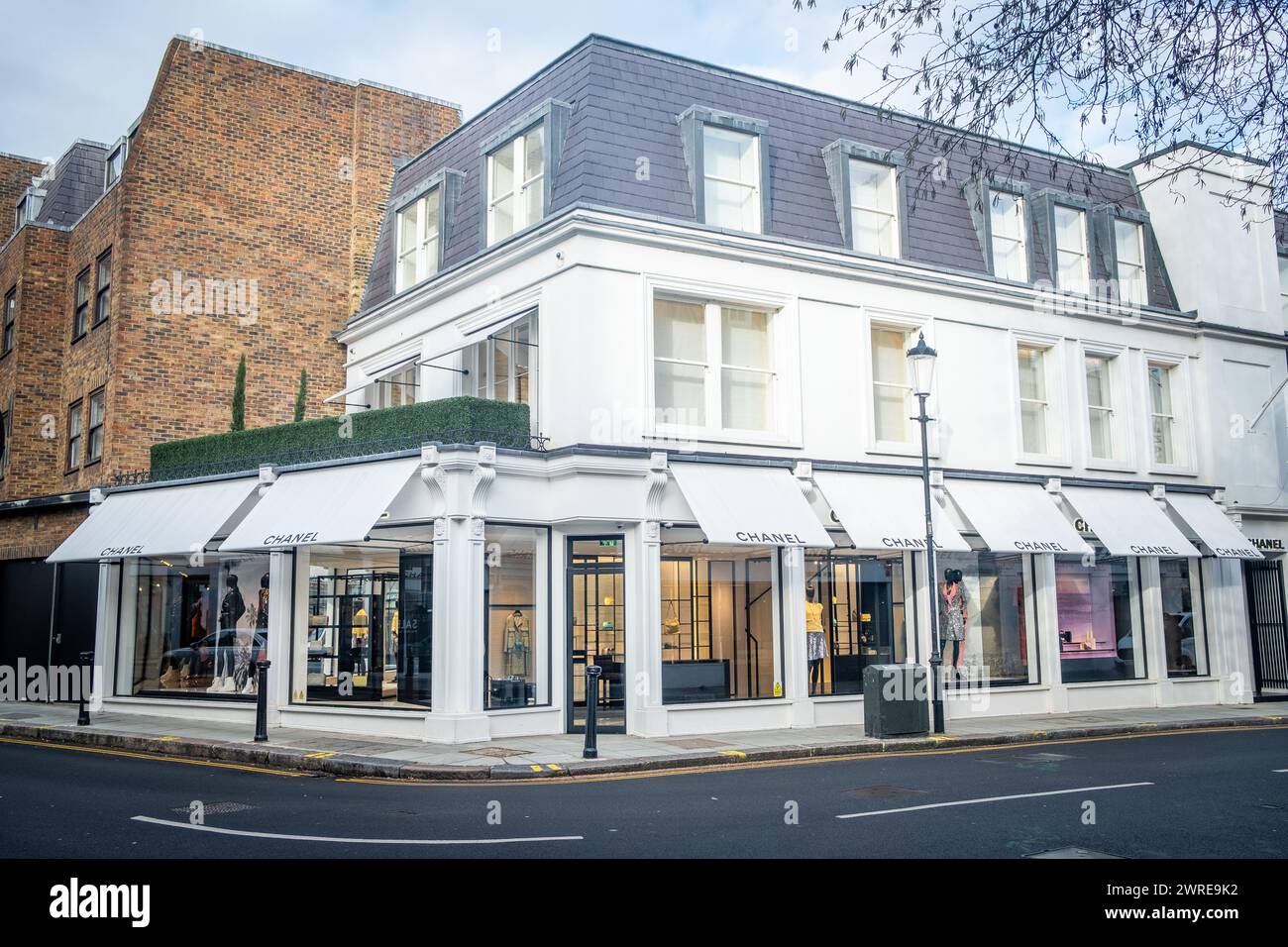 LONDON, 11. JANUAR 2024: Chanel Designer Fashion Shop in der Walton Street in Chelsea & Kensington, eine französische Luxusmarke Stockfoto