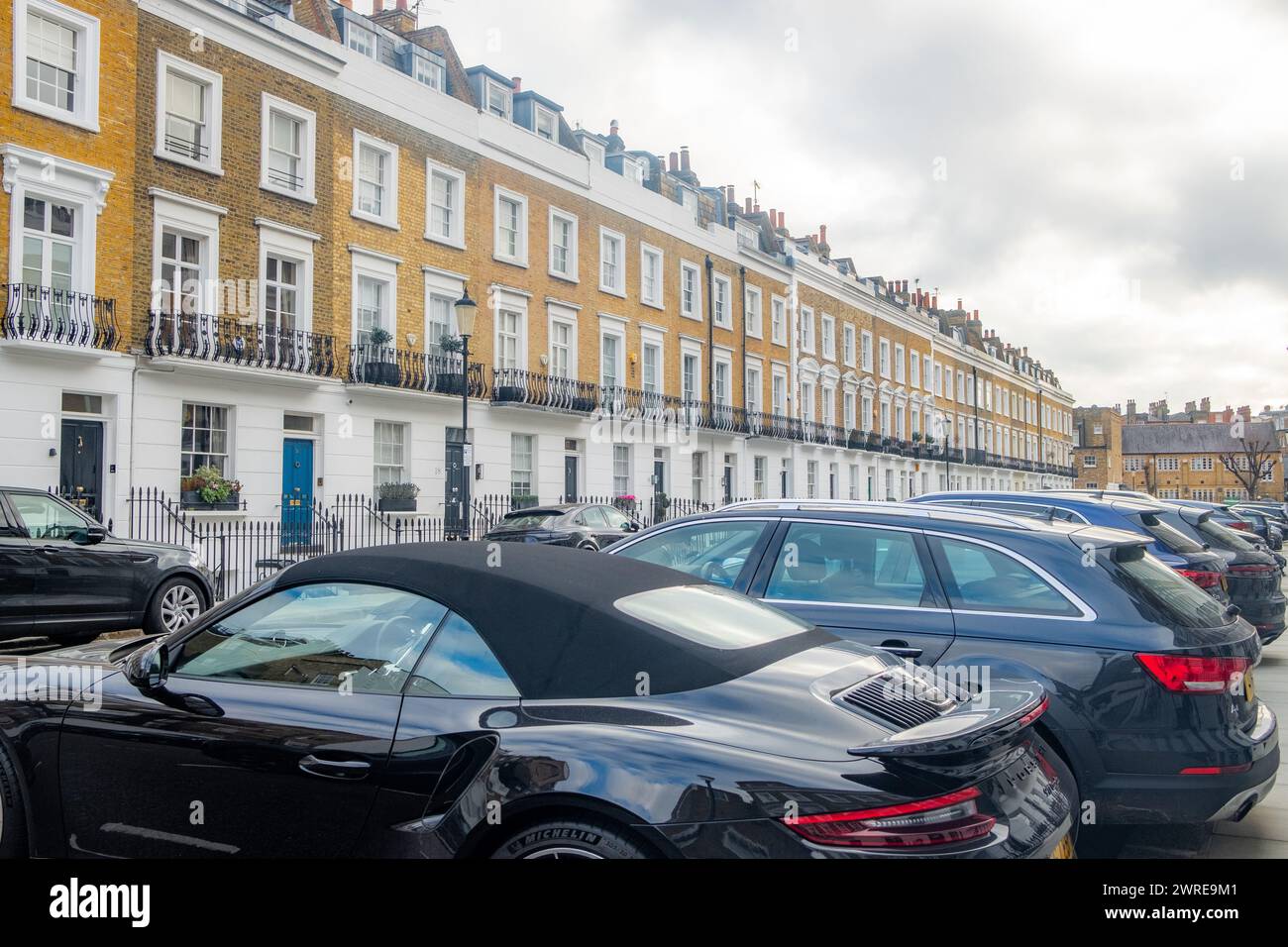 LONDON, 11. JANUAR 2024: Straße mit eleganten weißen Stuck-Stadthäusern im SW3-Gebiet von Kensington und Chelse Stockfoto