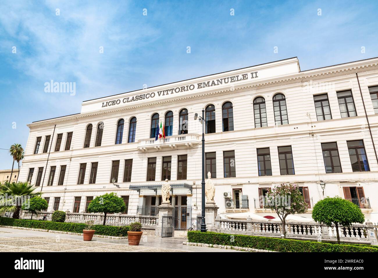 Palermo, Italien - 13. Mai 2023: Fassade des Liceo Classico Vittorio Emanuele II im Zentrum von Palermo, Sizilien, Italien Stockfoto