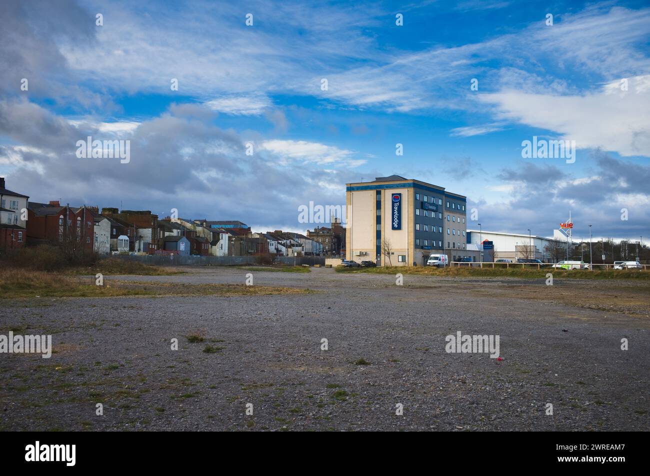 Das Travelodge liegt neben einem Stück Ödland in Hartlepool Stockfoto