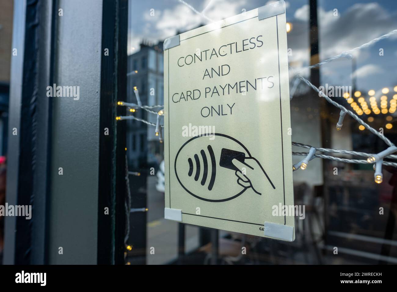 LONDON – 22. JANUAR 2024: Melden Sie sich im Londoner Einzelhandelsgeschäft an und geben Sie an, dass nur kontaktlose Zahlungen und Kartenzahlungen zulässig sind. Kein Bargeld. Stockfoto