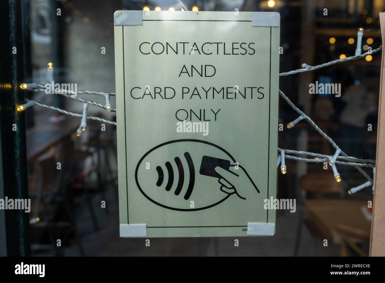 LONDON – 22. JANUAR 2024: Melden Sie sich im Londoner Einzelhandelsgeschäft an und geben Sie an, dass nur kontaktlose Zahlungen und Kartenzahlungen zulässig sind. Kein Bargeld. Stockfoto