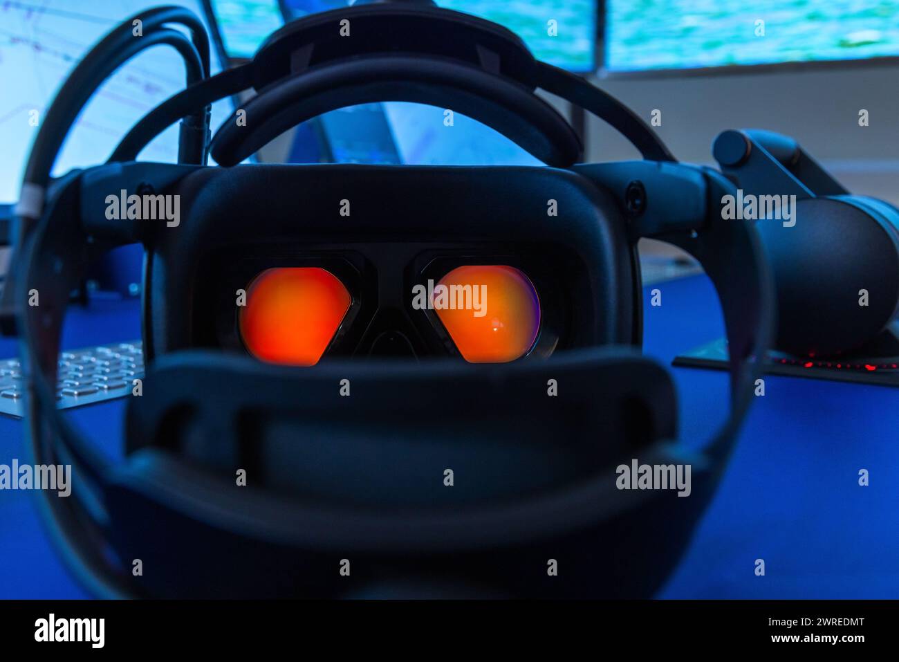 VR-Headset mit roten Visieren auf dem Schreibtisch, Rückansicht, Nahaufnahme mit selektivem Fokus Stockfoto