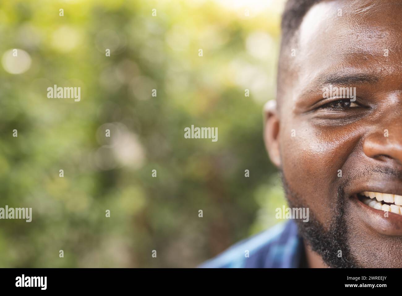 Nahaufnahme eines lächelnden Afroamerikaners mit Bart, draußen, mit Kopierraum Stockfoto