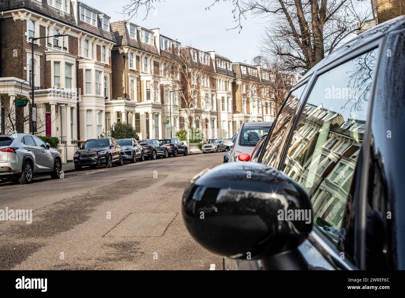 LONDON – 24. JANUAR 2024: Wohnstraße mit Reihenhäusern in maida Vale in Paddington, London Stockfoto
