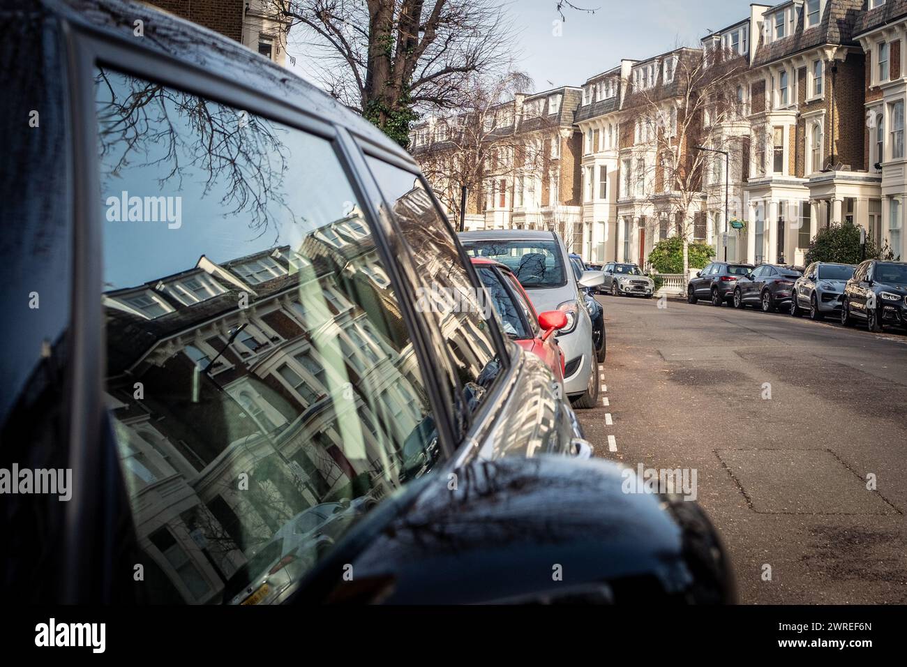 LONDON – 24. JANUAR 2024: Wohnstraße mit Reihenhäusern in maida Vale in Paddington, London Stockfoto