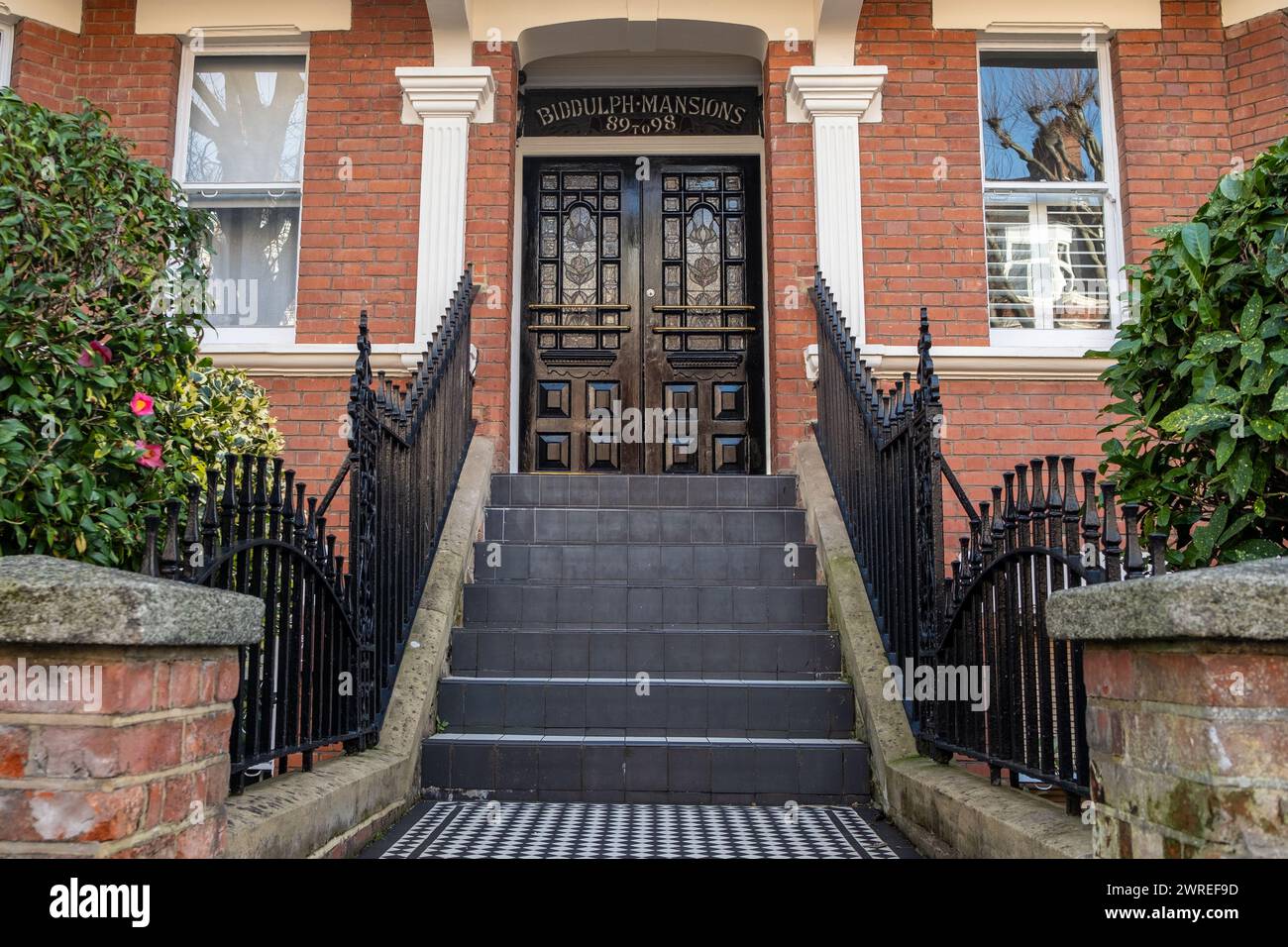 LONDON - 24. JANUAR 2024: Wohnhaus in Maida Vale im Zentrum von West London. Stockfoto