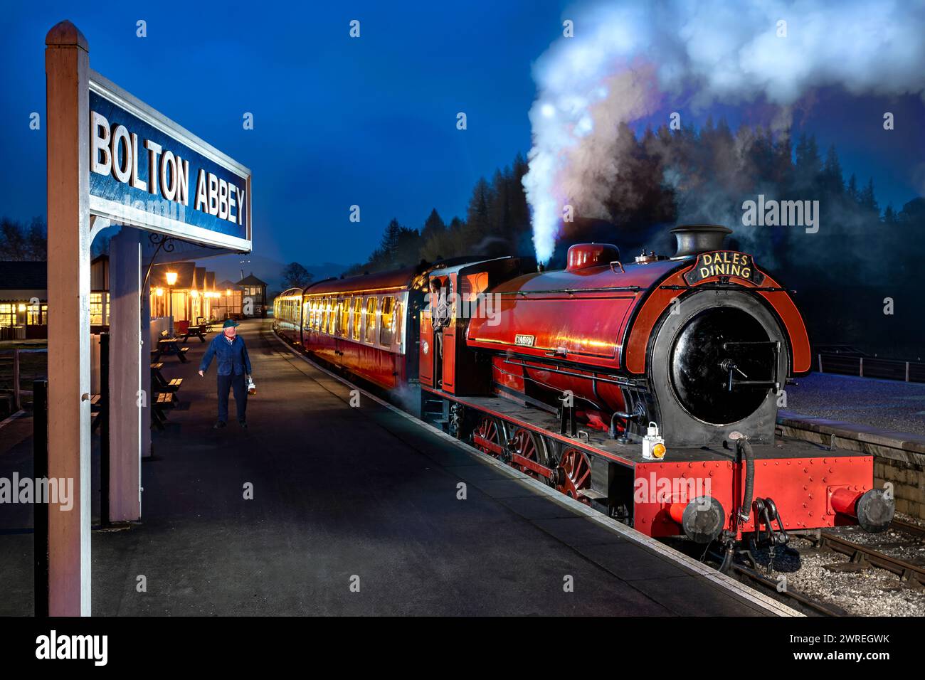 Embsay Bahnhof in der Abenddämmerung. Es ist ein Bahnhof an der Embsay and Bolton Abbey Steam Railway. Es dient dem kleinen Dorf Embsay im Norden Stockfoto