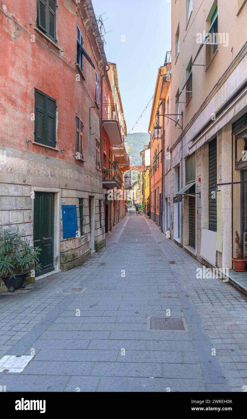 Gasse in Moneglia, eine Gemeinde in der Metropolitanstadt Genua in der italienischen Region Ligurien Stockfoto