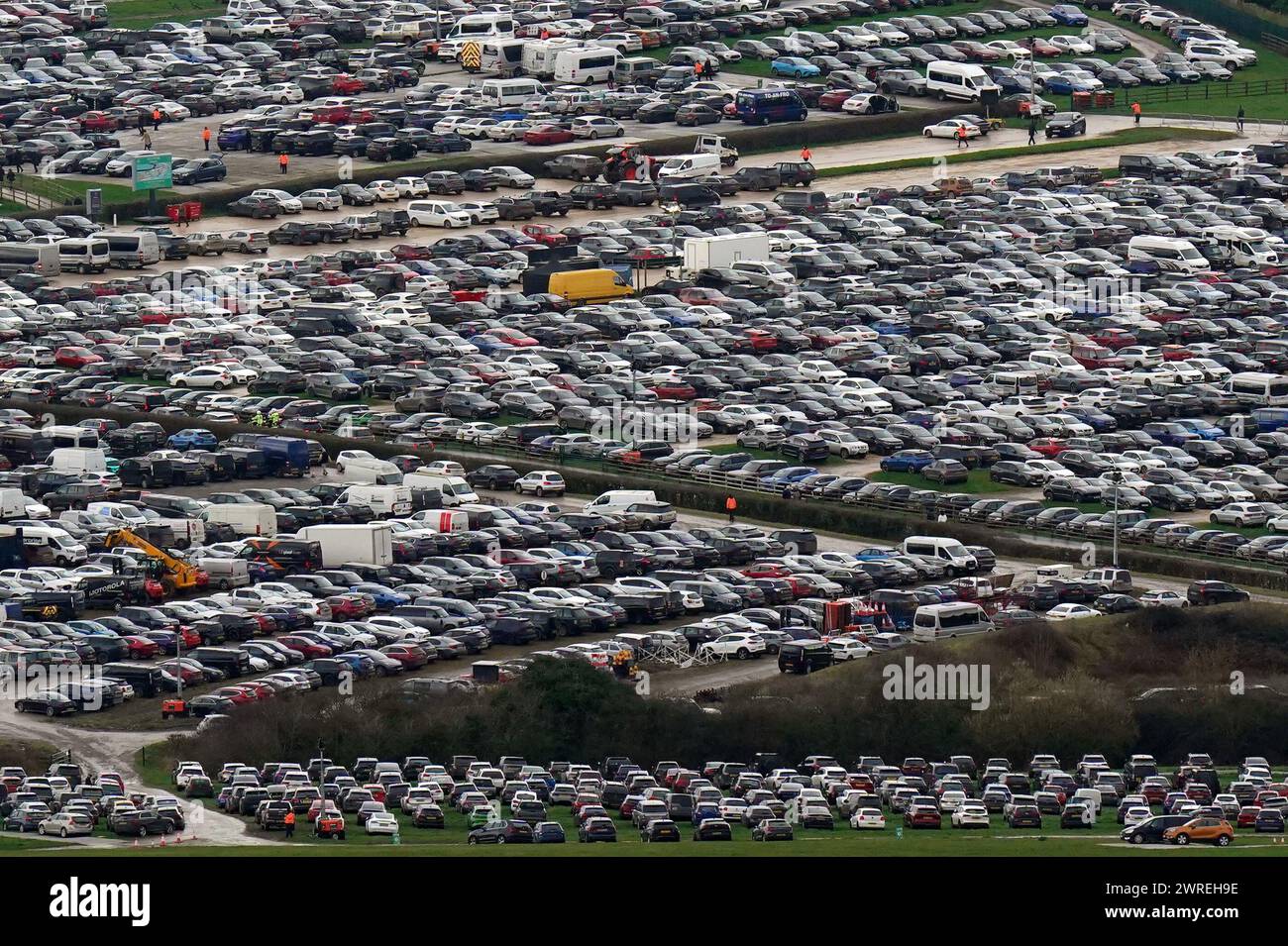 Der Blick vom Cleeve Hill auf geparkte Autos auf der Rennbahn Cheltenham am ersten Tag des Cheltenham Festivals 2024. Bilddatum: Dienstag, 12. März 2024. Stockfoto