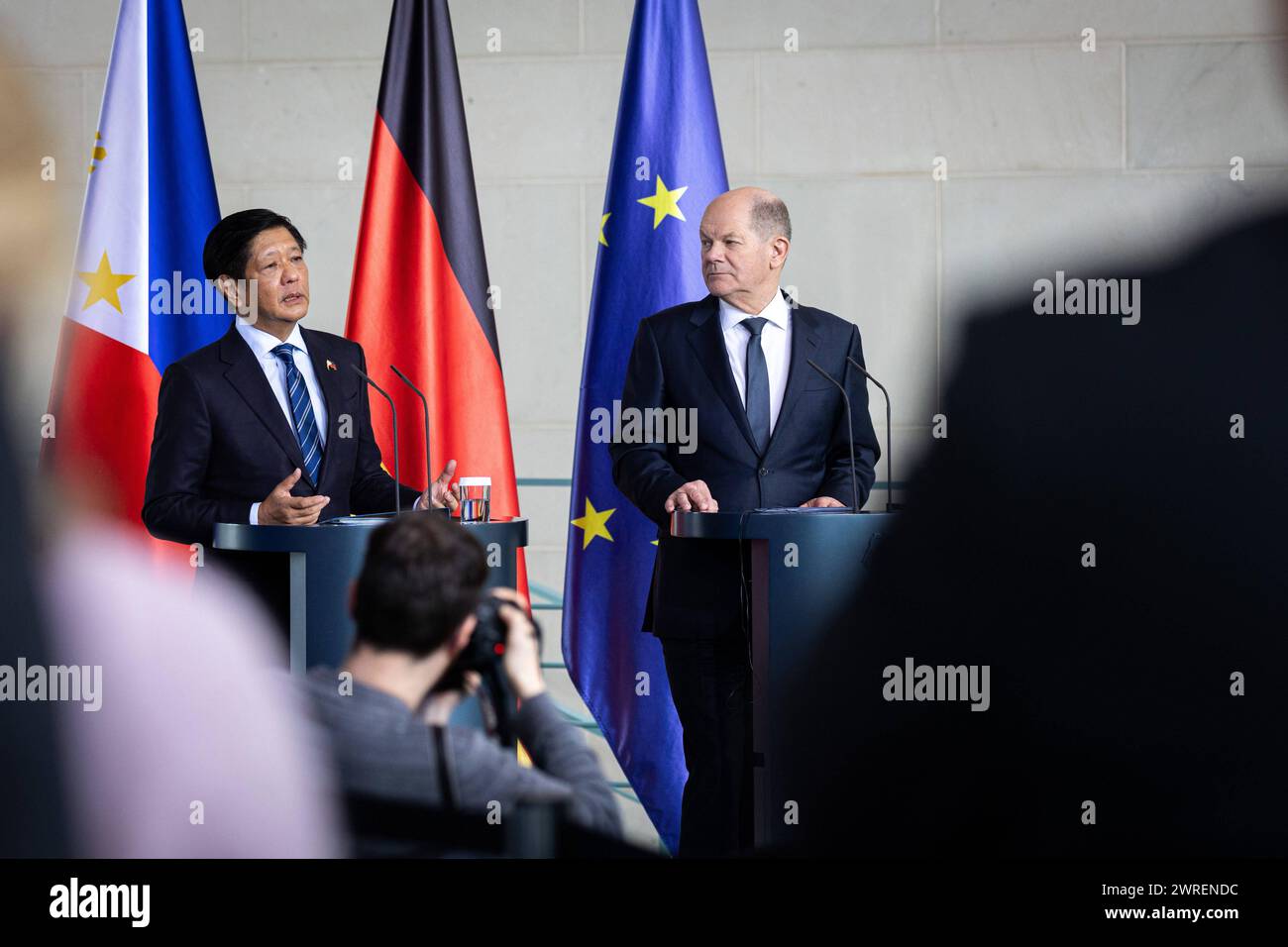 R-L Olaf Scholz, Bundeskanzler, und Ferdinand Marcos Jr., StaatsprâˆöÂßsident der Republik der Philippinen, aufgenommen im Rahmen eines gemeinsamen Treffens in Berlin, 12.03.2024. Berlin Deutschland *** R L Olaf Scholz, Bundeskanzler, und Ferdinand Marcos Jr , Präsident der Republik Philippinen, auf einer gemeinsamen Sitzung in Berlin, 12 03 2024 Berlin Deutschland Copyright: xJulianexSonntagxphotothek.dex Stockfoto