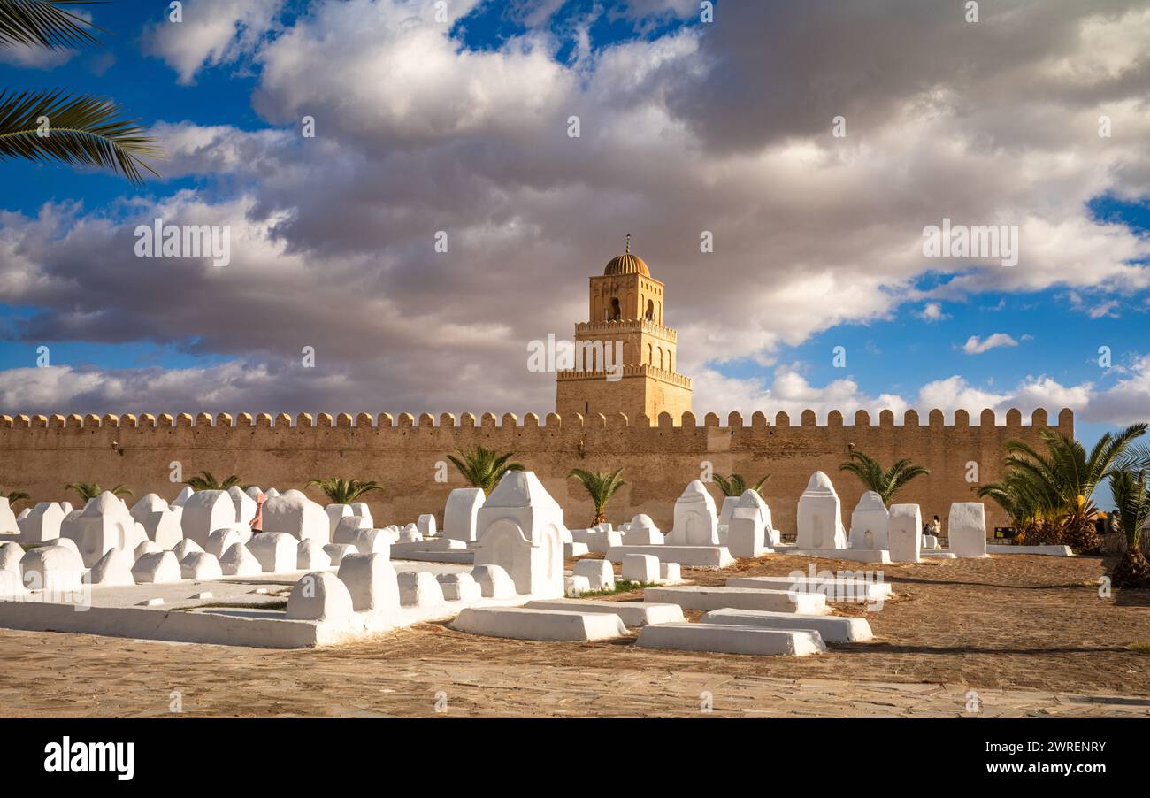 Der Ouled Farhane Friedhof neben der Großen Moschee von Kairouan oder Moschee von Uqba in Kairouan, Tunesien. Die Moschee gehört zum UNESCO-Weltkulturerbe A Stockfoto